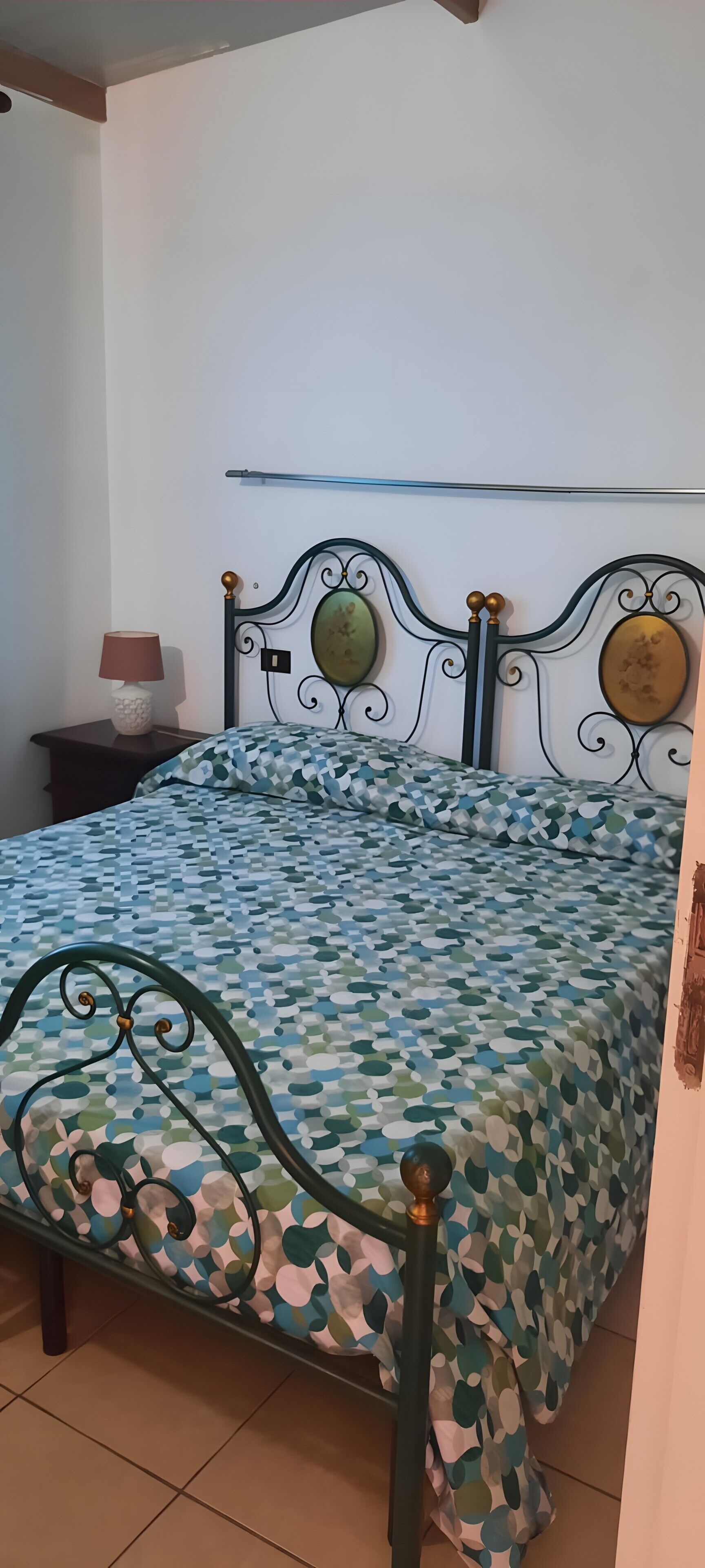 2 bedrooms, iron/ironing board, bed sheets, wheelchair access