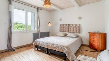 3 bedrooms, iron/ironing board, WiFi, bed sheets