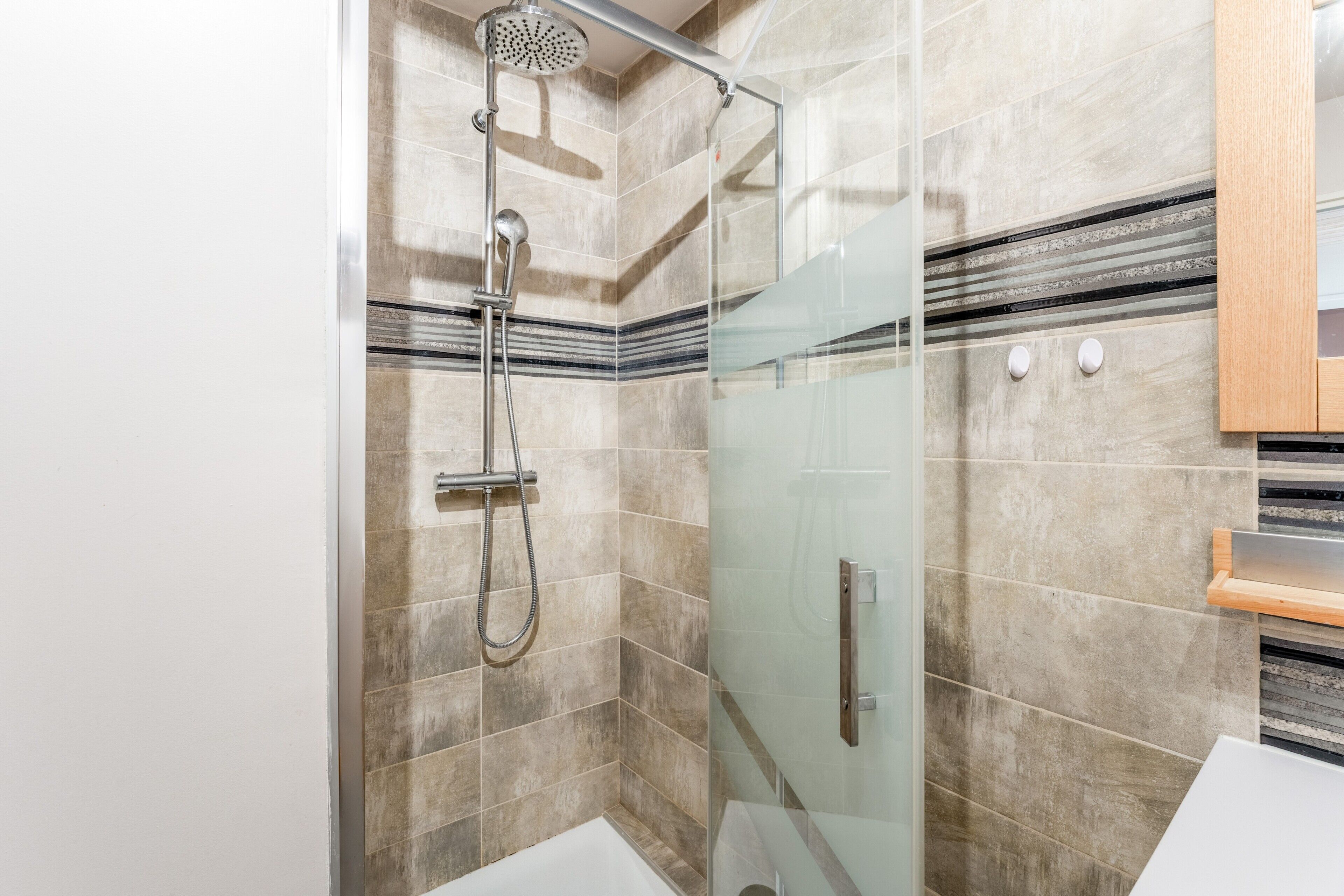 Douche, sèche-cheveux, serviettes fournies