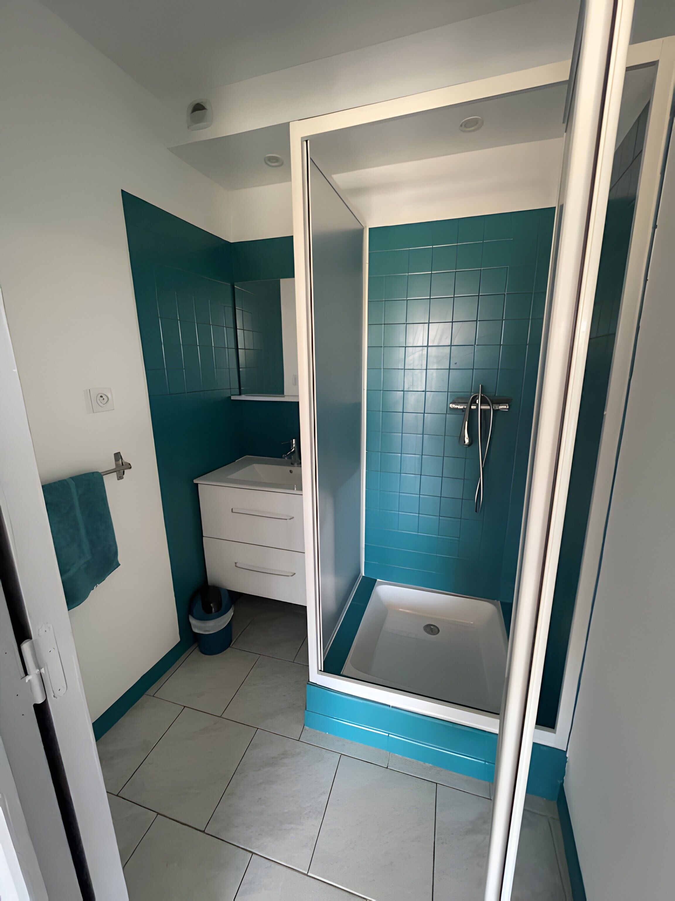 Een douche, een haardroger, handdoeken