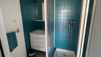 Een douche, een haardroger, handdoeken