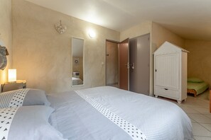 1 habitación, tabla de planchar con plancha, wifi y ropa de cama 