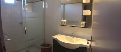 Douche, séchoir à cheveux, serviettes fournies