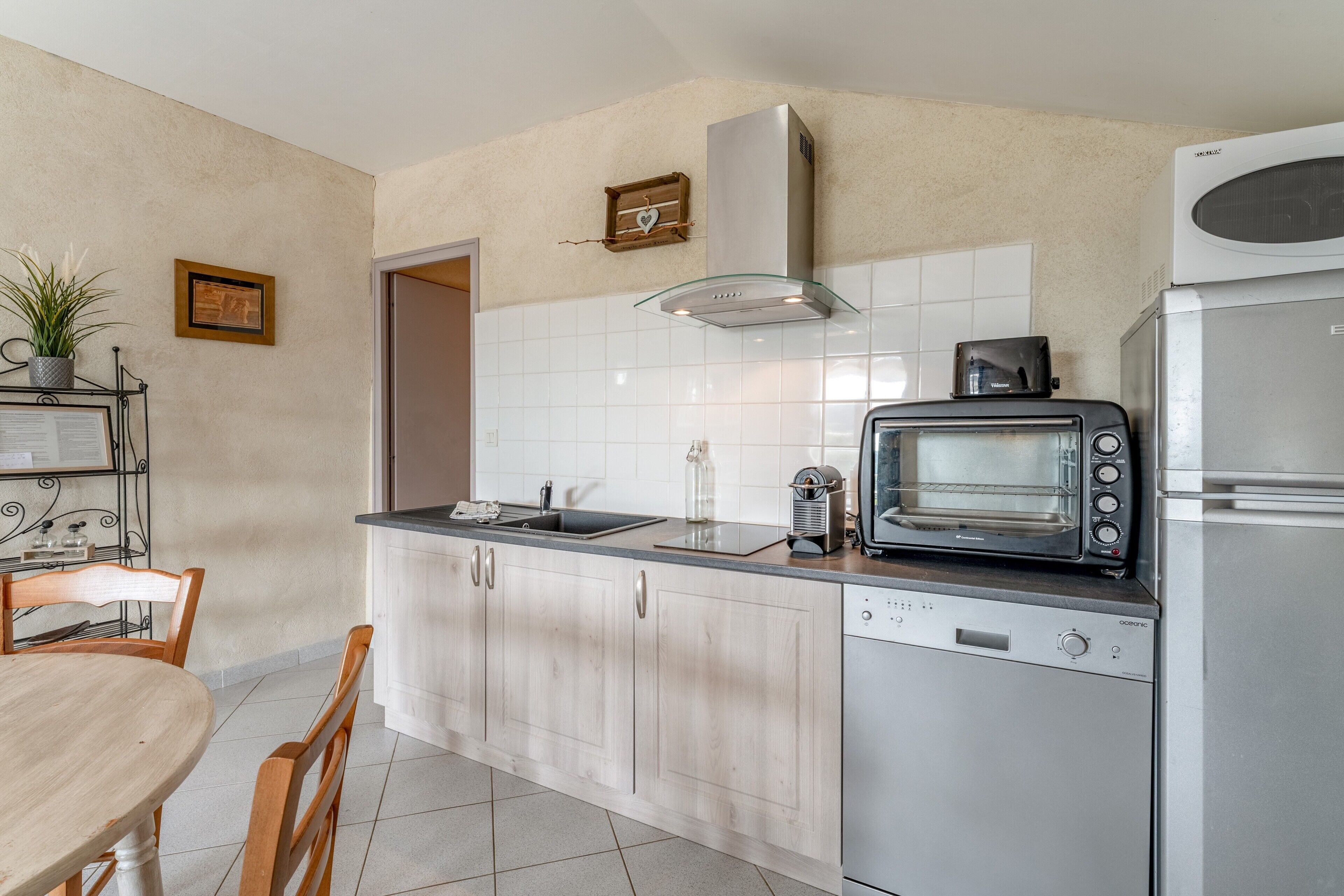 Réfrigérateur, micro-ondes, four, plaque de cuisson