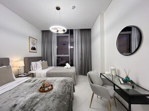 Deluxe Apartment, 3 Bedrooms, Non Smoking | Peti besi dalam bilik, langsir/tirai gelap terus 