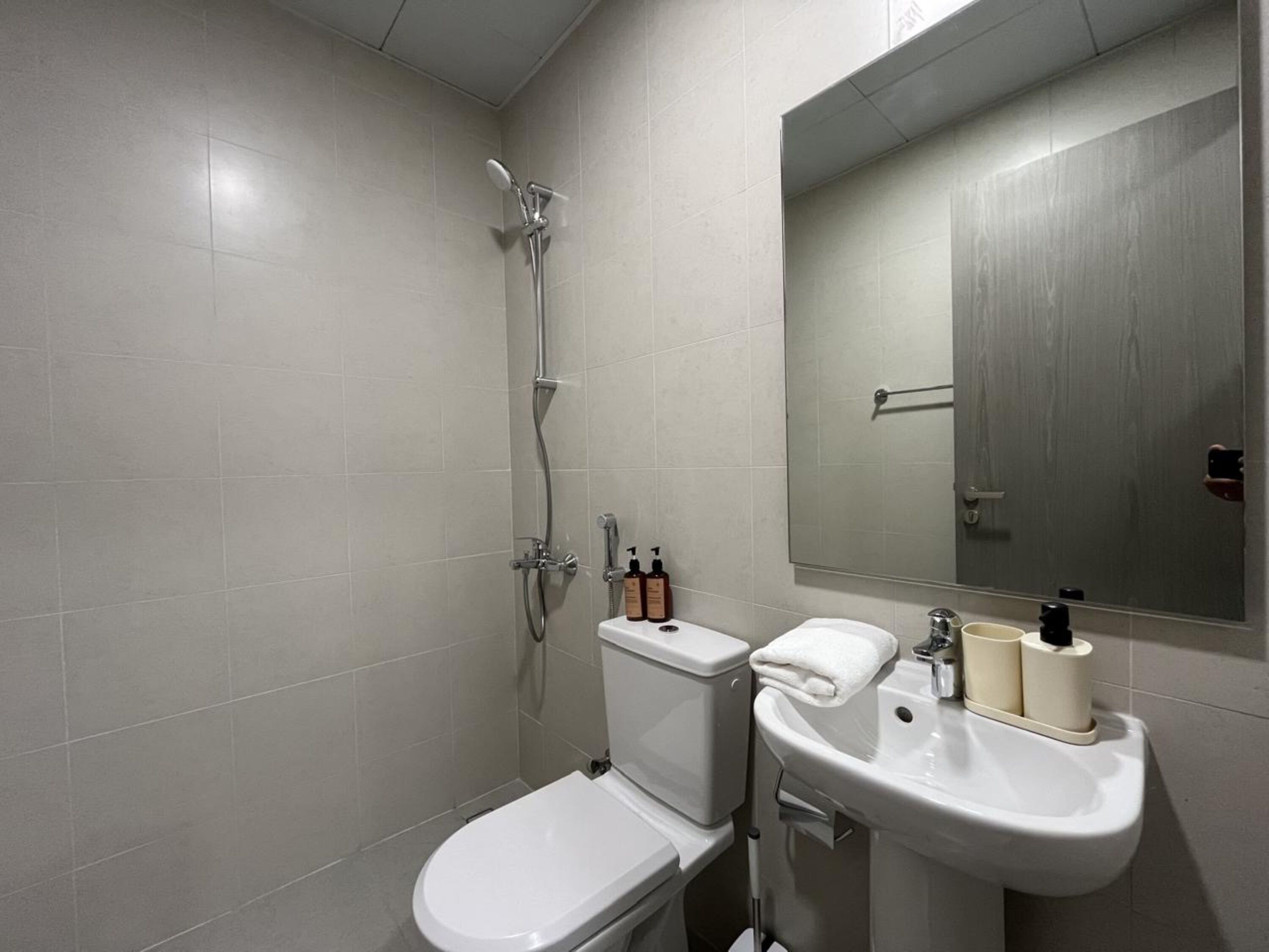 Ein modernes Badezimmer mit Toilette, Bidet und Waschbecken.