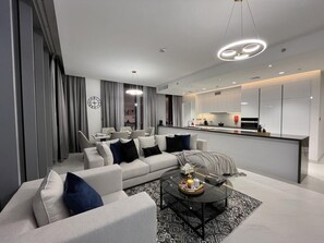 Deluxe Apartment, 3 Bedrooms, Non Smoking | Ruang tamu