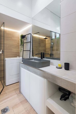 Shower, hair dryer, towels, shampoo - Modern 1 Bd Stay Near Piraeus Tower (Pireas)