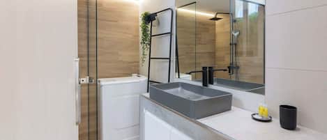 Douche, séchoir à cheveux, serviettes fournies, shampooing