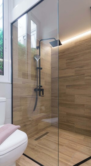 Shower, hair dryer, towels, shampoo - Modern 1 Bd Stay Near Piraeus Tower (Pireas)