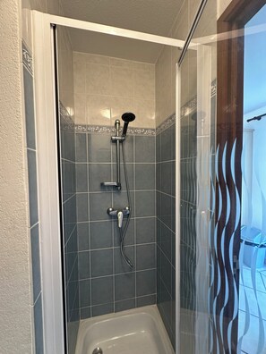Dusche, Haartrockner, Handtücher