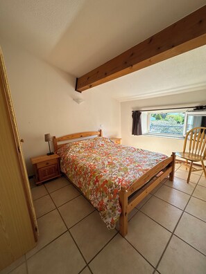 4 habitaciones, tabla de planchar con plancha, internet y ropa de cama 