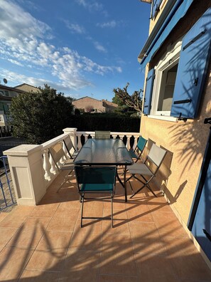 Outdoor dining - Vrbo Property (Vidauban)