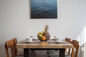 Leilighet, 1 soverom, balkong, byutsikt | Spisestue