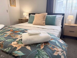 2 bedrooms, iron/ironing board, WiFi, bed sheets - Latimer Retreat - Central Apartment Near Stadium (Christchurch)