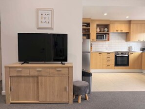 Fridge, microwave, oven, stovetop - Latimer Retreat - Central Apartment Near Stadium (Christchurch)