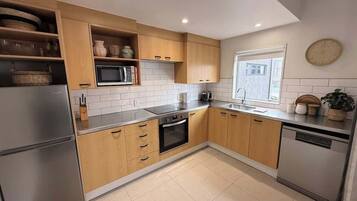 Refrigerador, microondas, horno, placa de cocina