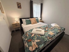 2 slaapkamers, een strijkplank/strijkijzer, wifi, beddengoed