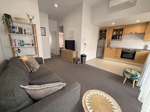 TV - Latimer Retreat - Central Apartment Near Stadium (Christchurch)