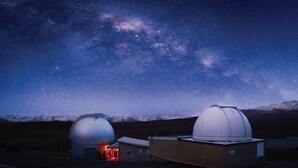 Dos estructuras abovedadas con un cielo nocturno estrellado al fondo.