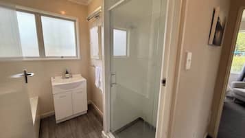 Een douche, een haardroger, handdoeken, shampoo
