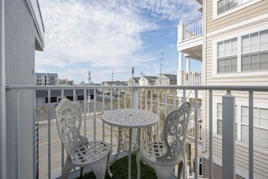 Outdoor dining - Charming 1 Bedroom, Two Bath Condo in Desirable North Ocean City (Ocean City)