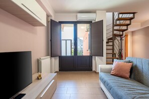 TV - Comfortable 140 sqm apartment, accommodating up to 3 people, located on the first floor of a building (without an elevator).The property is located in Aci Castello, a charming seaside village just outside Catania, just steps from the famous Norman Castle (Aci Castello)