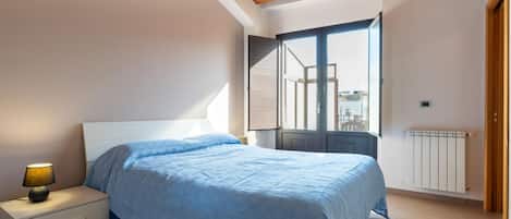 2 habitaciones y tabla de planchar con plancha