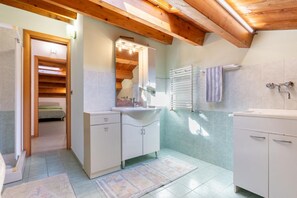 Shower, bidet, towels - Comfortable 140 sqm apartment, accommodating up to 3 people, located on the first floor of a building (without an elevator).The property is located in Aci Castello, a charming seaside village just outside Catania, just steps from the famous Norman Castle (Aci Castello)