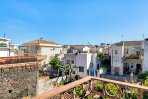 Property grounds - Comfortable 140 sqm apartment, accommodating up to 3 people, located on the first floor of a building (without an elevator).The property is located in Aci Castello, a charming seaside village just outside Catania, just steps from the famous Norman Castle (Aci Castello)