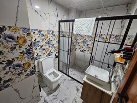 家庭四人房, 城市景观 | 浴室 | 淋浴设施、免费洗浴用品、吹风机、毛巾