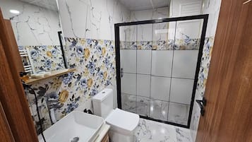 Family Quadruple Room, City View | Bathroom