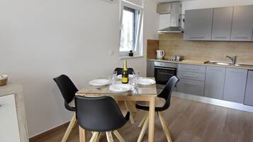 Appartement, 1 chambre, patio, vue ville | Salle Ă manger
