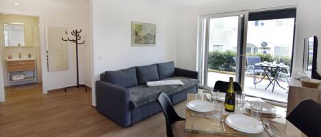 Apartment, 1 Bedroom, Patio, City View | Living room