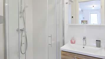 Apartment, 1 Bedroom, Patio, City View | Bathroom