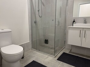 Een douche, handdoeken