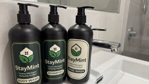 Tres botellas de StayMint sobre una encimera de baño.