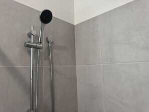 Een douche, handdoeken