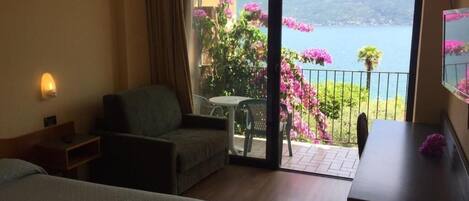 Habitación doble superior, balcón, vista al lago | Wifi gratis