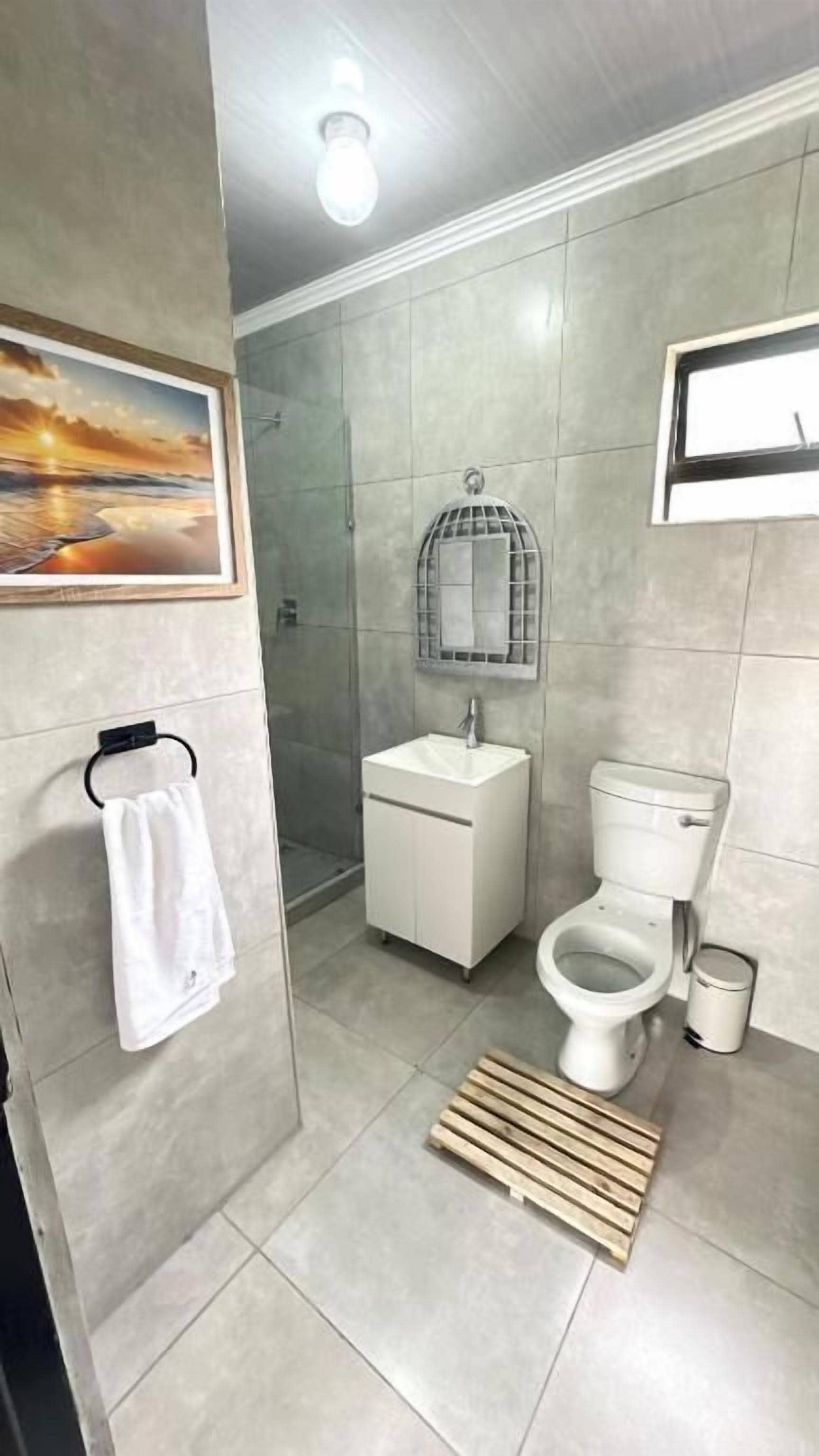 Shower, free toiletries, towels, shampoo