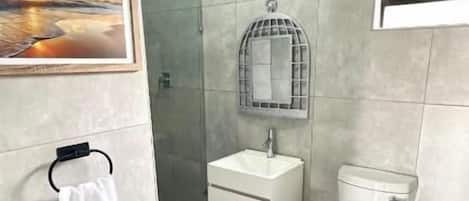 Shower, free toiletries, towels, shampoo