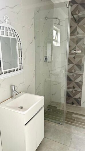 Ducha, artículos de tocador gratuitos, toallas, shampoo