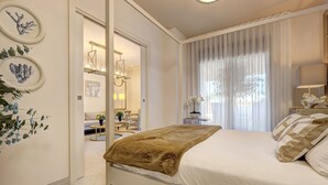 A bedroom with a bed, a bedside table, a lamp, and a window with curtains. - Luxury 3 Bed Terraced Apt Near La Cala Beach (La Cala de Mijas)