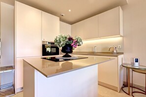 Fridge, microwave, oven, stovetop - Luxury 3 Bed Terraced Apt Near La Cala Beach (La Cala de Mijas)