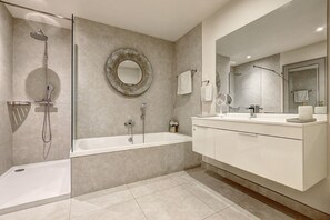 Shower, hair dryer, towels, toilet paper - Luxury 3 Bed Terraced Apt Near La Cala Beach (La Cala de Mijas)
