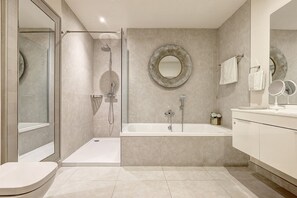 Douche, sèche-cheveux, serviettes fournies, papier toilette