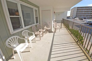 Property grounds - Spacious, quaint 2-bedroom condo with free WiFi and a convenient midtown location just a block from the beach! (Ocean City)