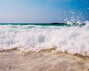 Ein Strand mit brechenden Wellen.
