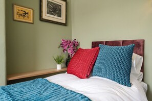 2 slaapkamers, een strijkplank/strijkijzer, internet, beddengoed