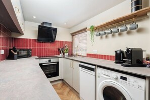 Een koelkast, een microgolfoven, een oven, een kookplaat